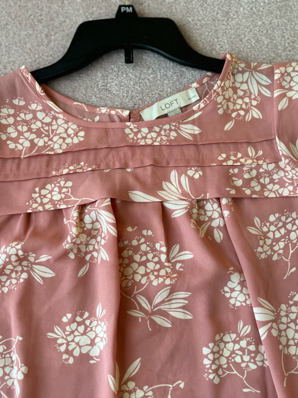 LOFT Dusty Rose Floral Pleated Yoke Sleeveless blouse size medium petite